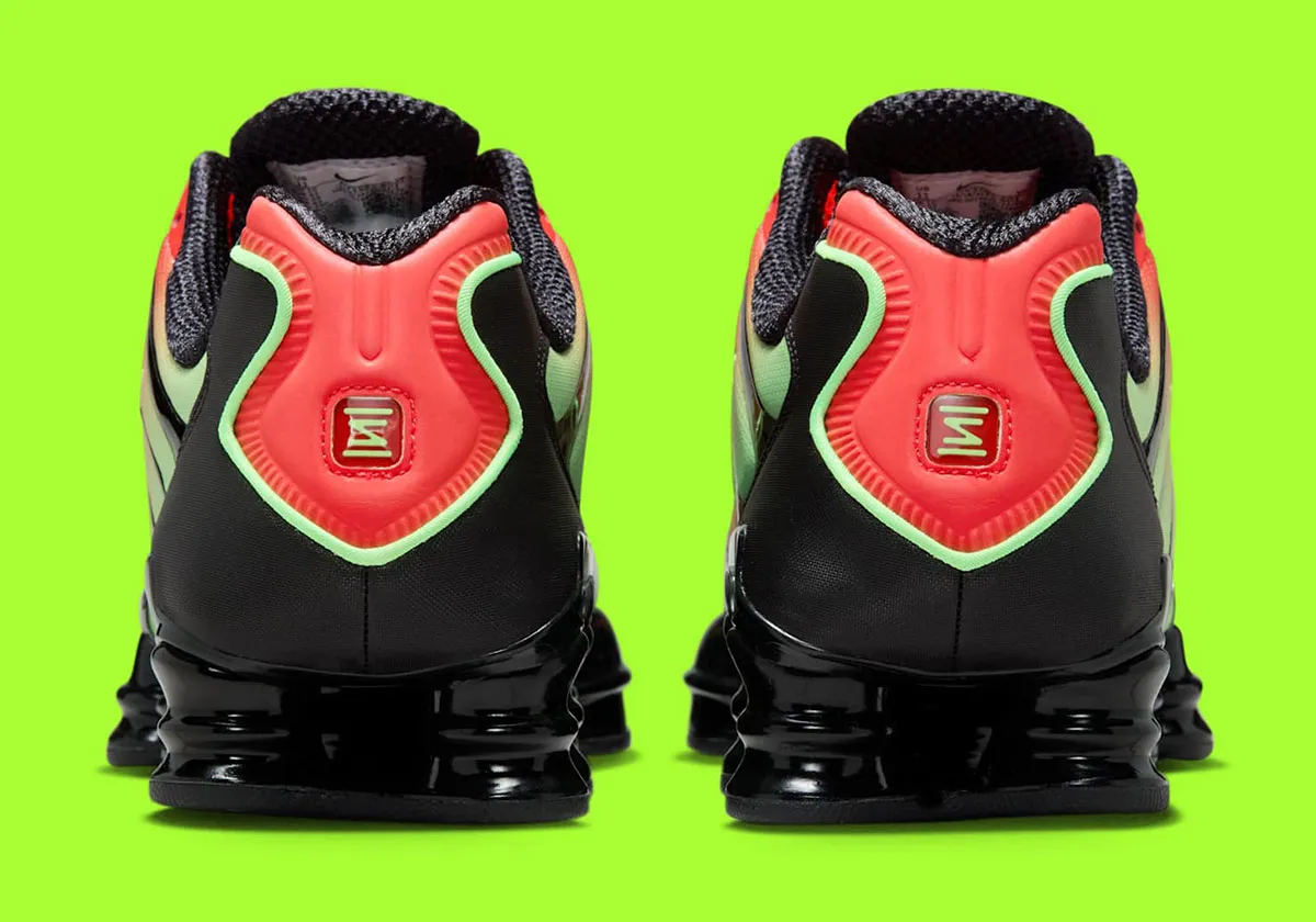 Nike Shox TL Light Crimson 4 La Nike Shox TL « Light Crimson/Volt » fait tourner toutes les têtes avec son look dégradé fluo !