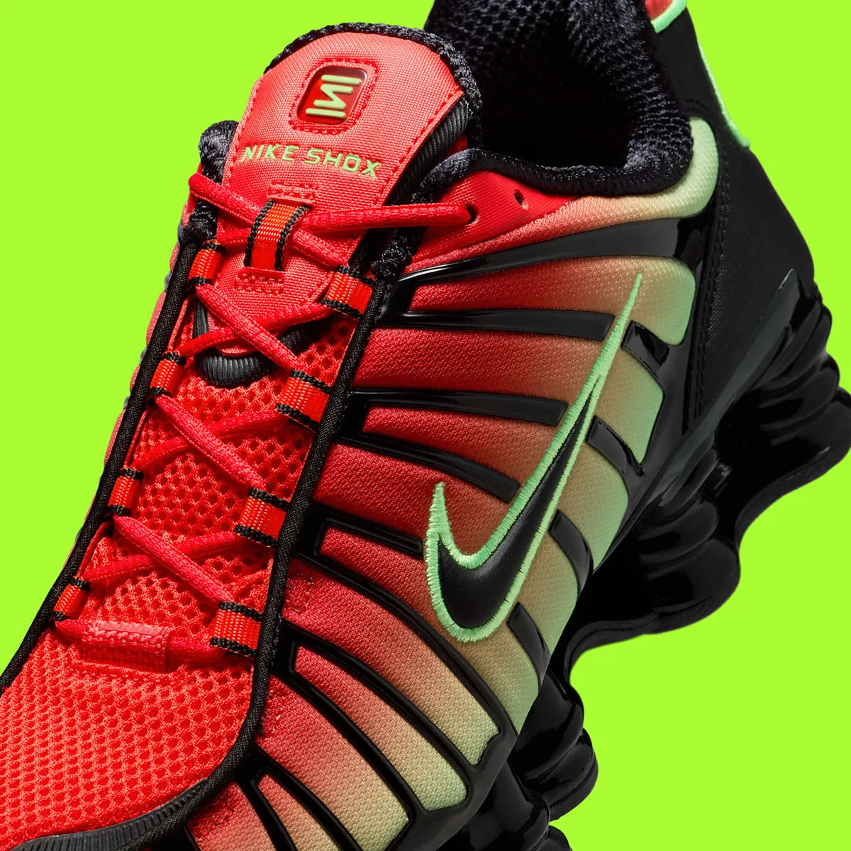 Nike Shox TL Light Crimson 6 La Nike Shox TL « Light Crimson/Volt » fait tourner toutes les têtes avec son look dégradé fluo !