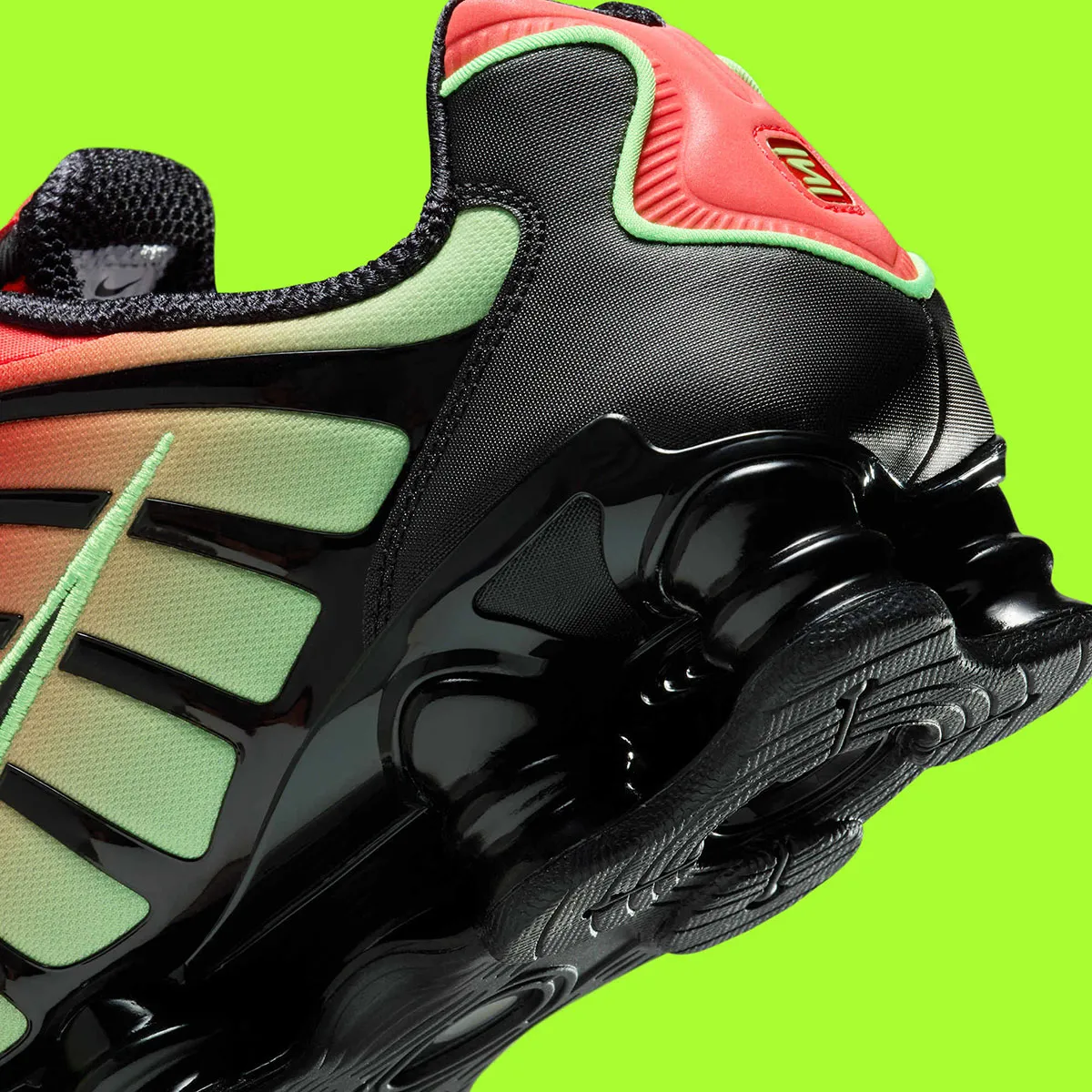 Nike Shox TL Light Crimson 7 La Nike Shox TL « Light Crimson/Volt » fait tourner toutes les têtes avec son look dégradé fluo !