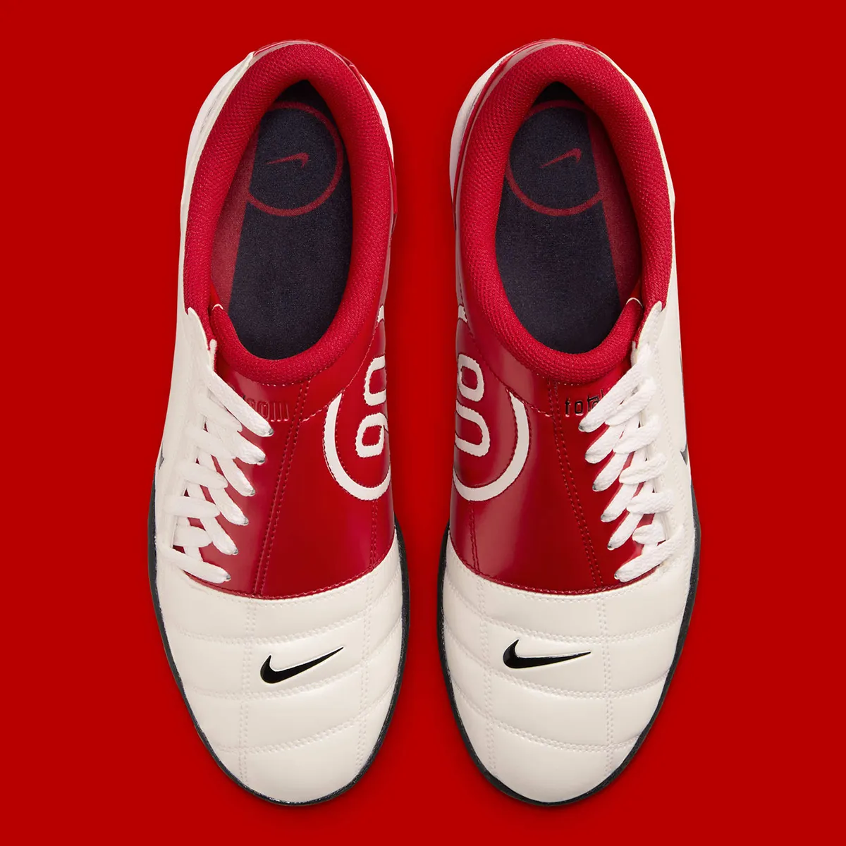 Les fans de Manchester United vont adorer : la Nike Total 90 III « Gym Red » rend hommage aux maillots mythiques !