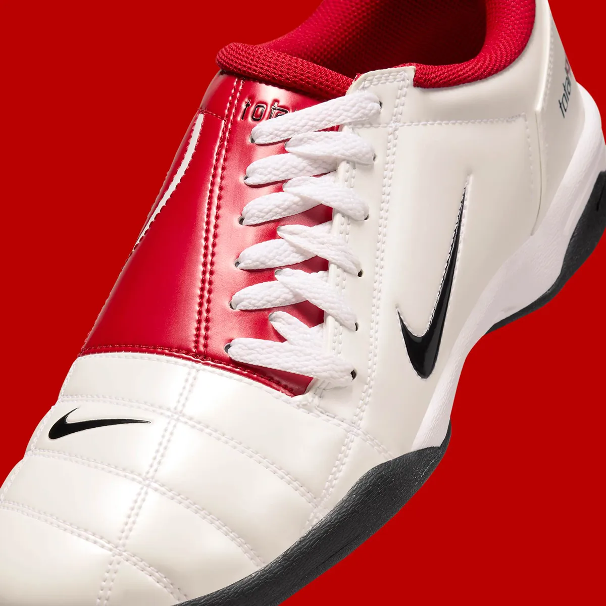 Les fans de Manchester United vont adorer : la Nike Total 90 III « Gym Red » rend hommage aux maillots mythiques !