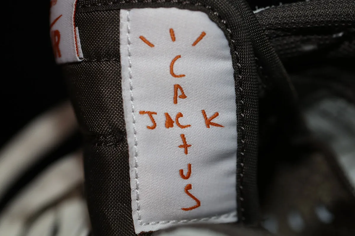 Un échantillon rare de Travis Scott x Air Jordan 1 Low « Reverse Mocha » apparaît pour un événement caritatif HBCU