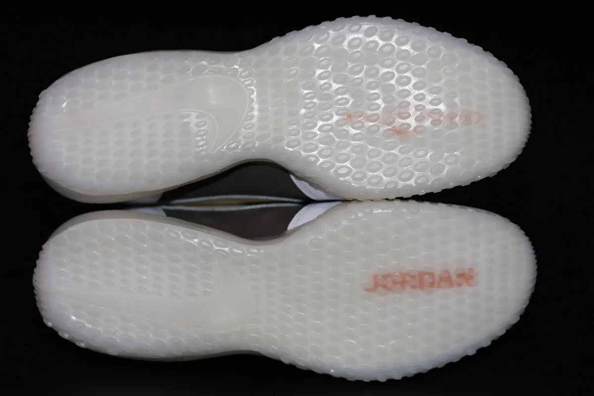 Un échantillon rare de Travis Scott x Air Jordan 1 Low « Reverse Mocha » apparaît pour un événement caritatif HBCU