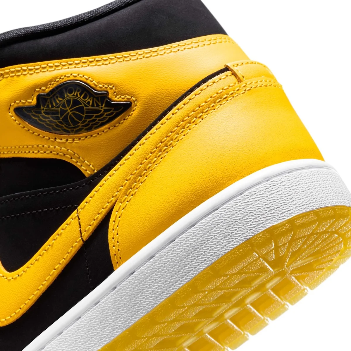 Air Jordan 1 Mid SE New Love 7 Jordan Brand ressort discrètement la Air Jordan 1 Mid SE « New Love » en clin d'œil à l'époque où Michael Jordan pratiquait le sport automobile