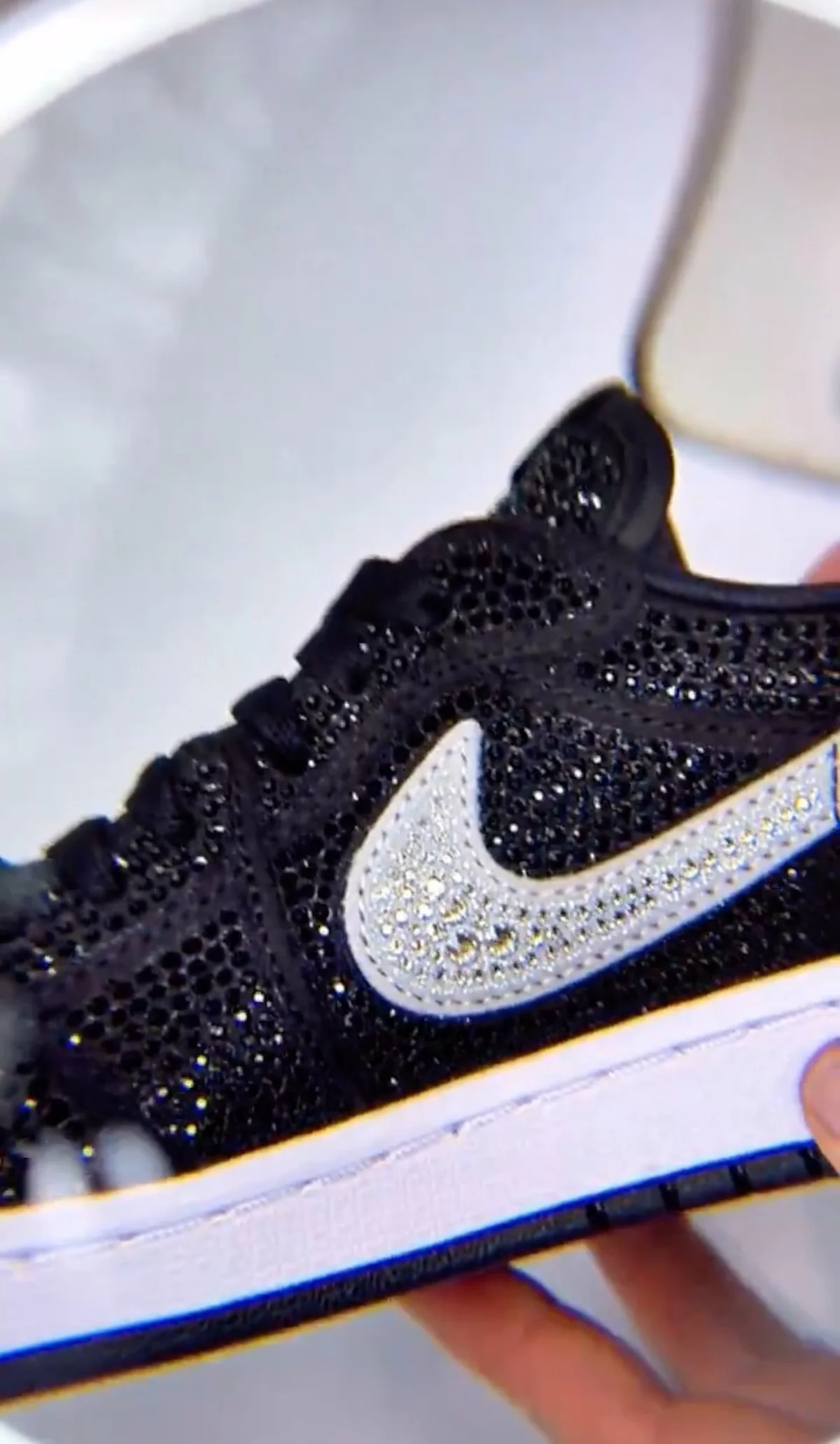 Air Jordan 1 x Swarovski 1 Les baskets Air Jordan 1 x Swarovski à cristaux coûteront 1 000 dollars