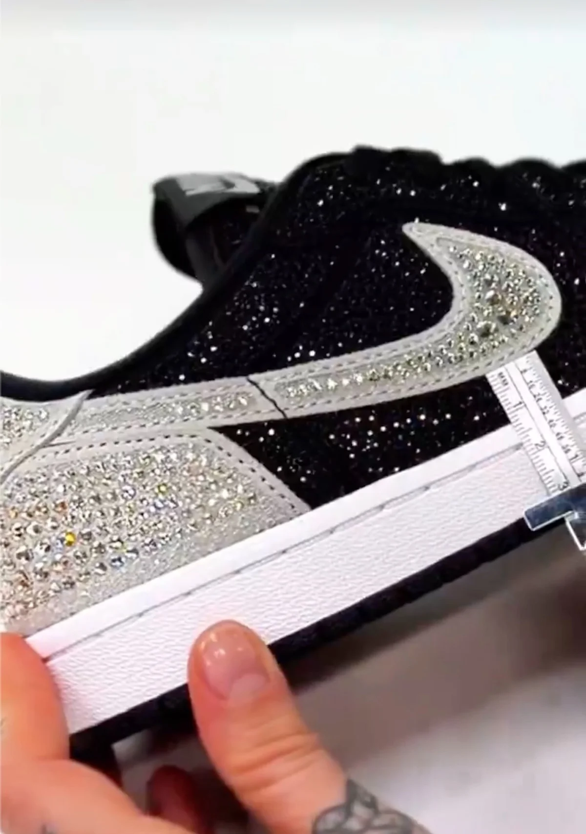 Air Jordan 1 x Swarovski 2 Les baskets Air Jordan 1 x Swarovski à cristaux coûteront 1 000 dollars