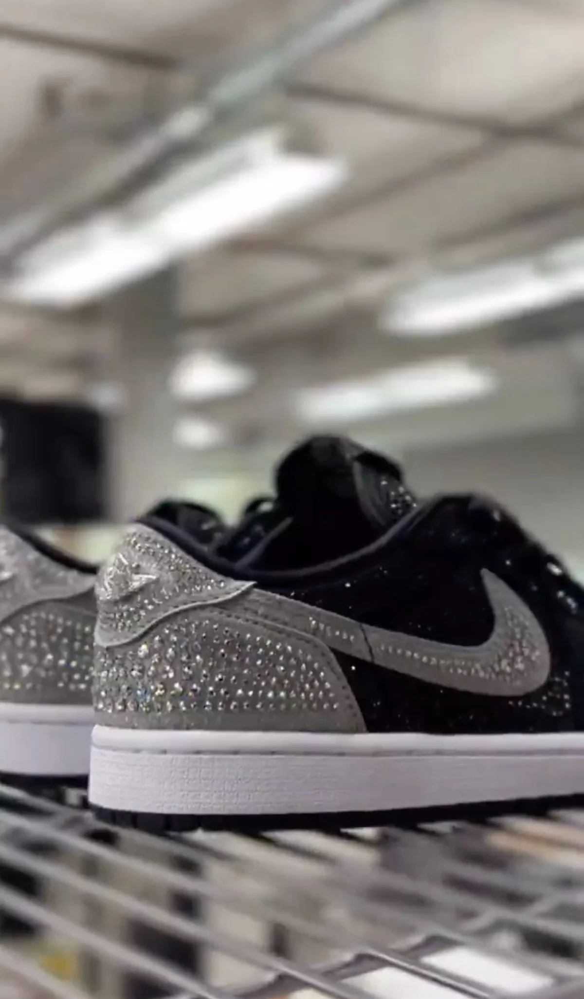 Air Jordan 1 x Swarovski 3 Les baskets Air Jordan 1 x Swarovski à cristaux coûteront 1 000 dollars