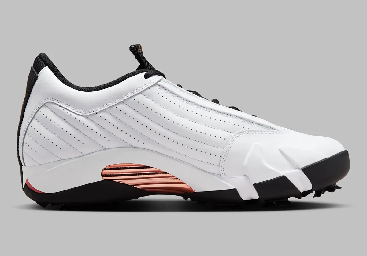 Air Jordan 14 Golf US Open 2 La Air Jordan 14 Golf « US Open » offre des performances haut de gamme sur le green avant l'ouverture du grand tournoi