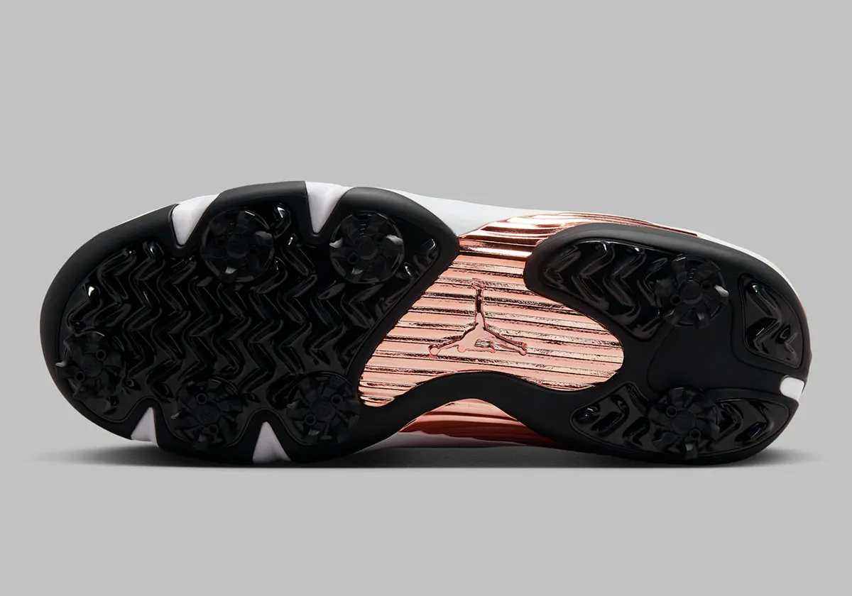Air Jordan 14 Golf US Open 5 La Air Jordan 14 Golf « US Open » offre des performances haut de gamme sur le green avant l'ouverture du grand tournoi