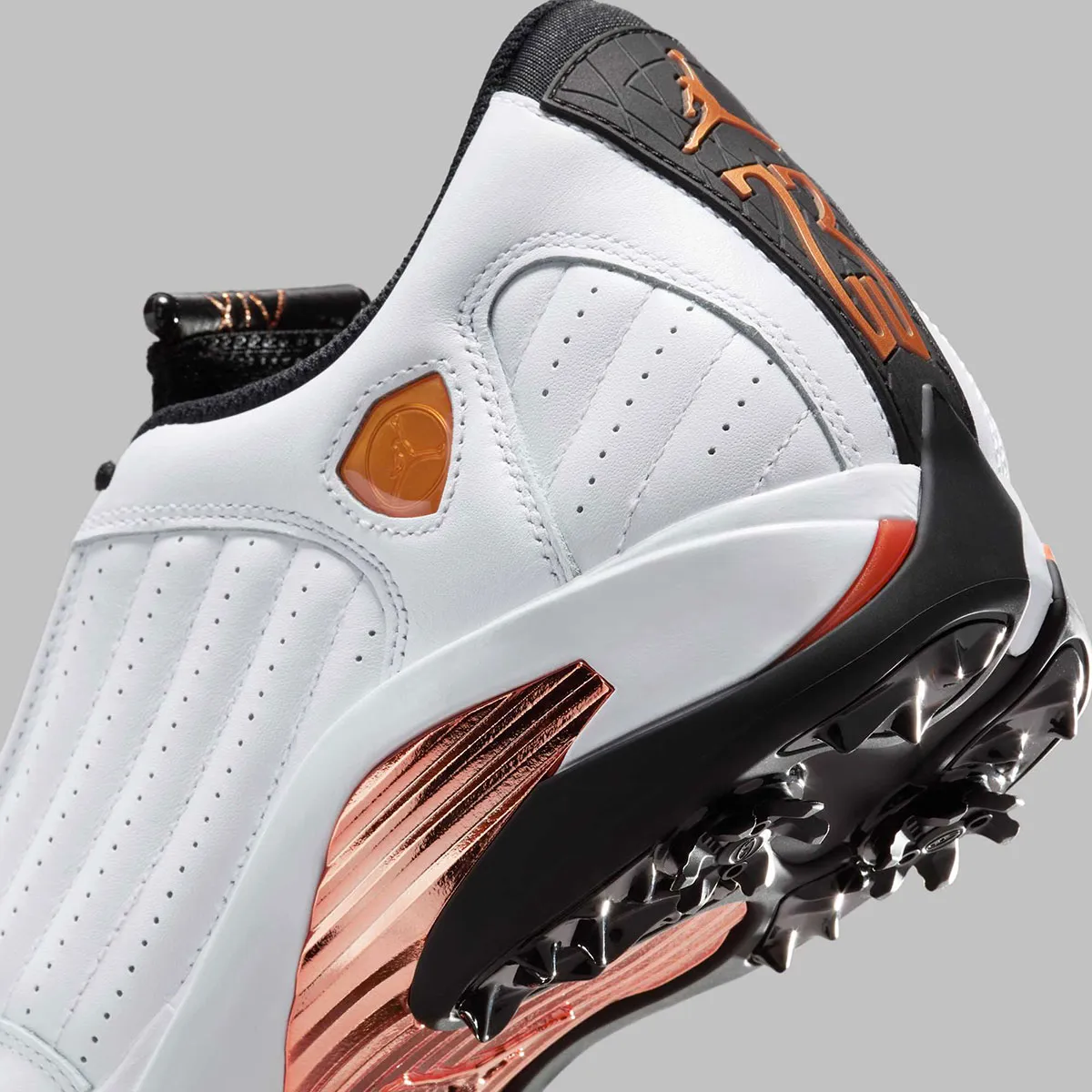 Air Jordan 14 Golf US Open 7 La Air Jordan 14 Golf « US Open » offre des performances haut de gamme sur le green avant l'ouverture du grand tournoi