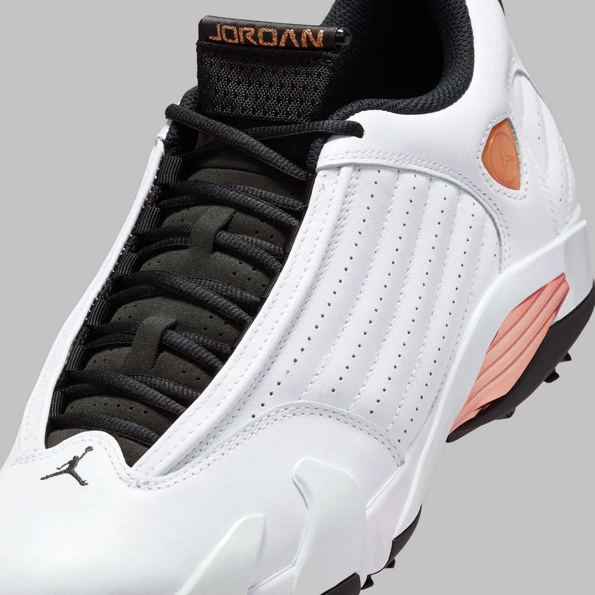 Air Jordan 14 Golf US Open 8 La Air Jordan 14 Golf « US Open » offre des performances haut de gamme sur le green avant l'ouverture du grand tournoi