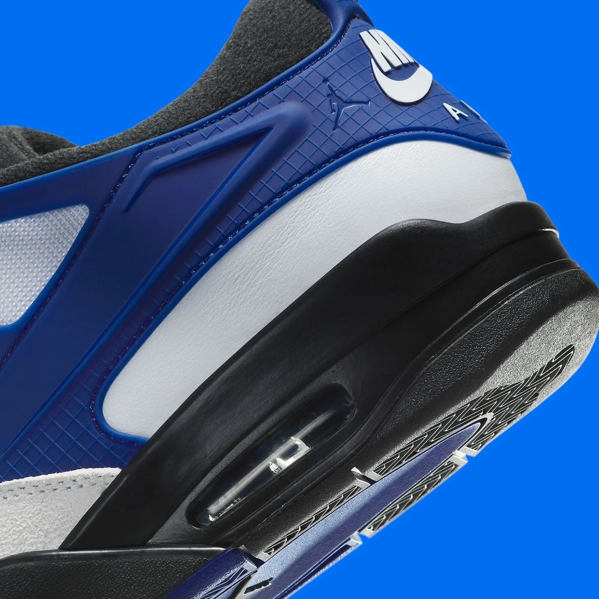 Air Jordan 4 RM Racer Blue 5 La Air Jordan 4 RM « Racer Blue » revisite le design classique avec une touche moderne