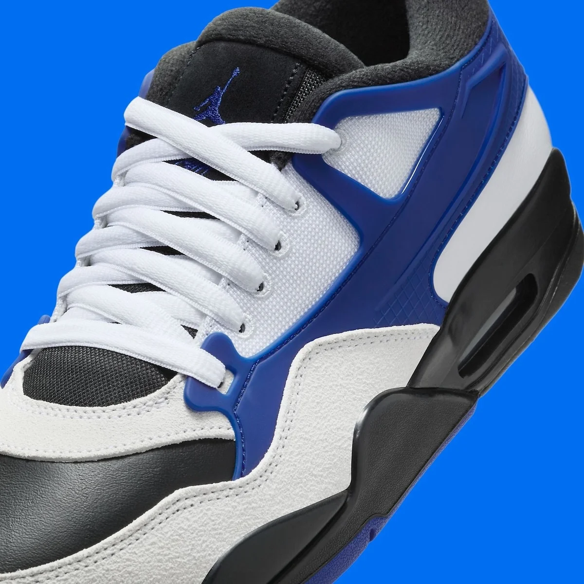 Air Jordan 4 RM Racer Blue 7 La Air Jordan 4 RM « Racer Blue » revisite le design classique avec une touche moderne