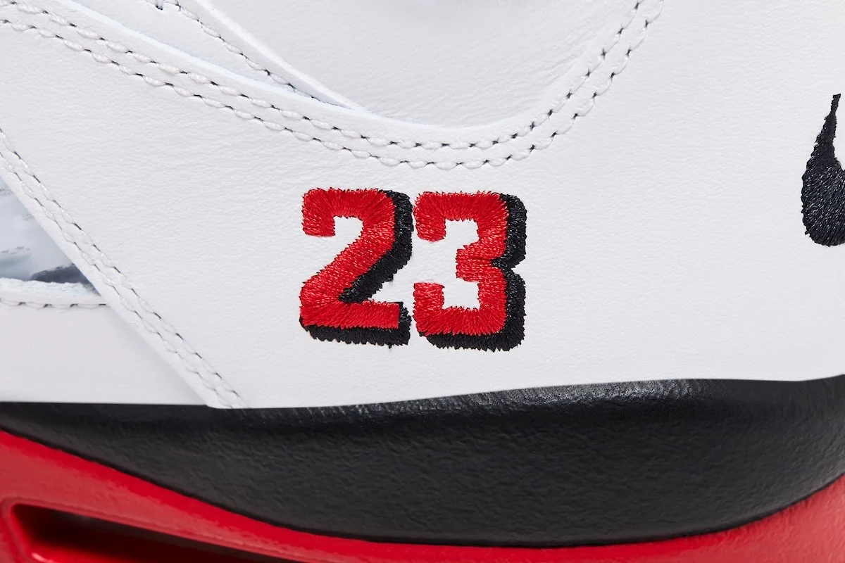 Air Jordan 5 Retro Fire Red 2025 5 La Air Jordan 5 Retro Fire Red, modèle emblématique de Michael Jordan, fait son grand retour après 12 ans d'absence