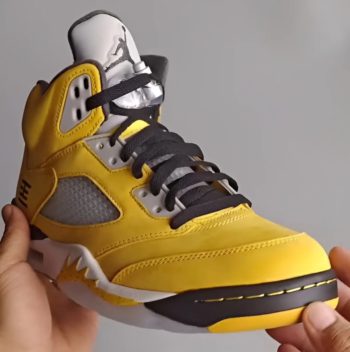 Air Jordan 5 Retro Tokyo Premieres images 2 Les premières images de la Air Jordan 5 Retro « Tokyo » 2025 dévoilées