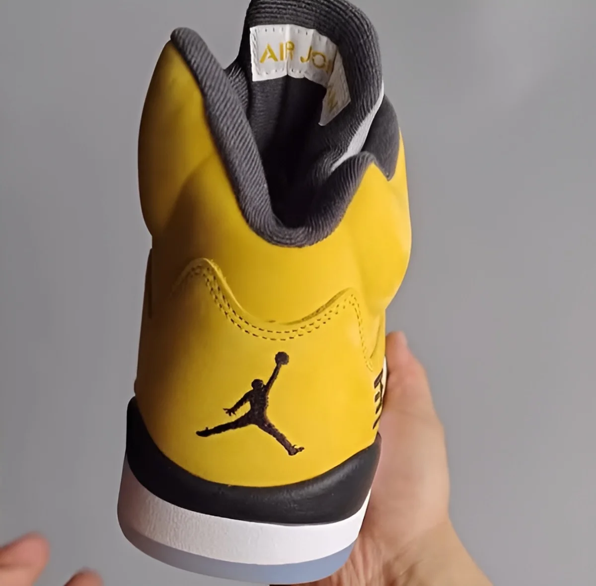 Air Jordan 5 Retro Tokyo Premieres images 3 Les premières images de la Air Jordan 5 Retro « Tokyo » 2025 dévoilées