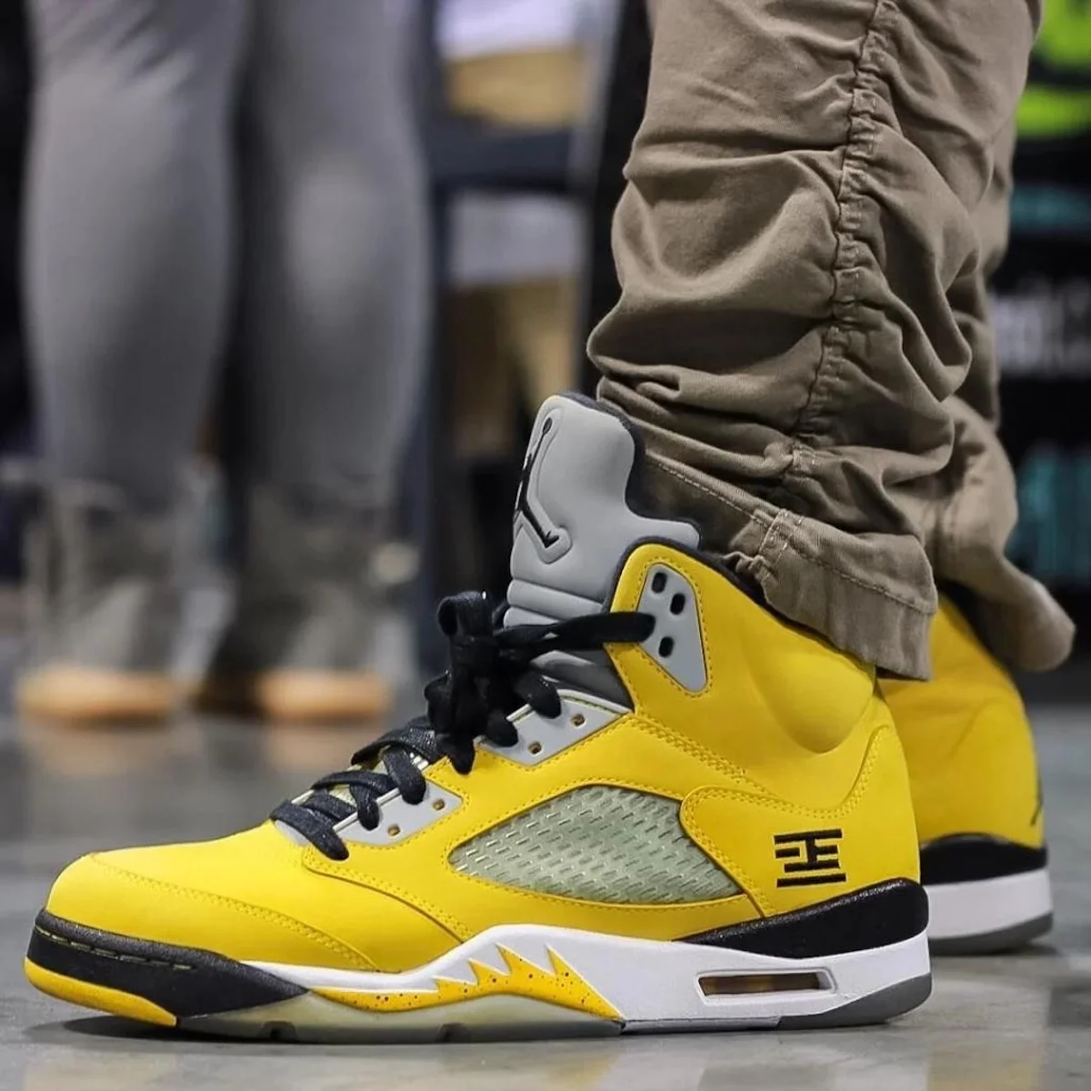 Air Jordan 5 Tokyo 1 La Air Jordan 5 « Tokyo » fera son grand retour à l'automne 2025, avec une possible double sortie