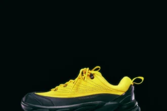 Le designer canadien d'origine ghanéenne Spencer Badu dévoile la sneaker HOKA Elevon X, inspirée du Ghana
