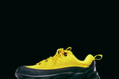 Le designer canadien d'origine ghanéenne Spencer Badu dévoile la sneaker HOKA Elevon X, inspirée du Ghana
