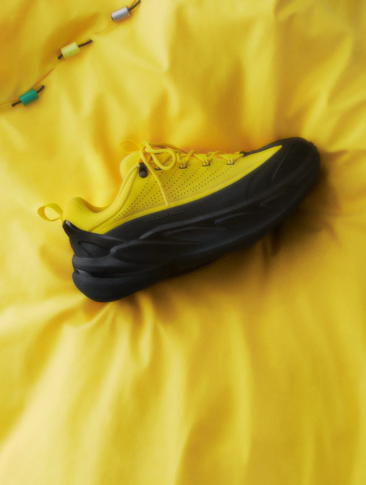 Hoka Elevon X x Spencer Badu 1 Le designer canadien d'origine ghanéenne Spencer Badu dévoile la sneaker HOKA Elevon X, inspirée du Ghana