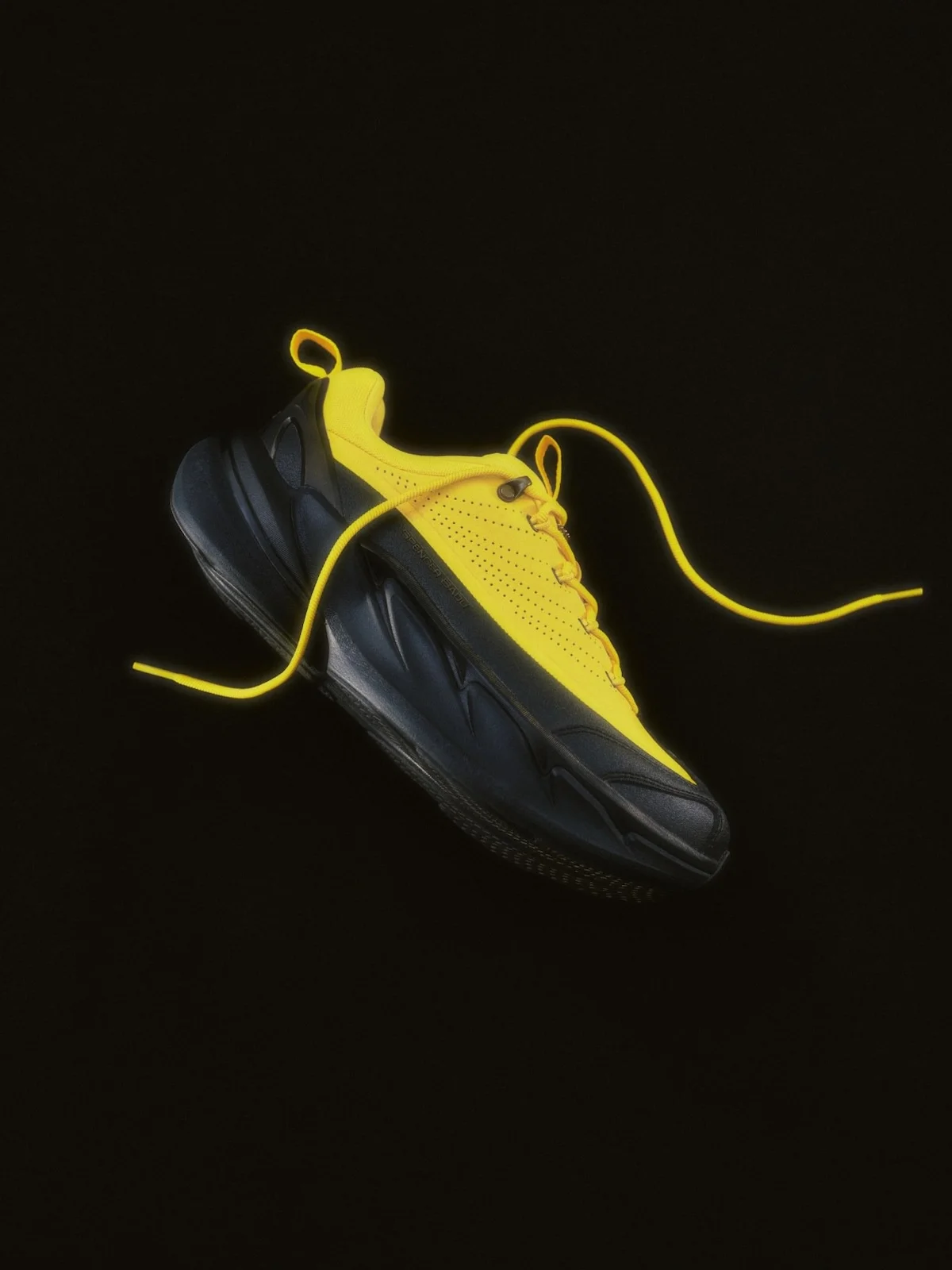 Hoka Elevon X x Spencer Badu 2 Le designer canadien d'origine ghanéenne Spencer Badu dévoile la sneaker HOKA Elevon X, inspirée du Ghana