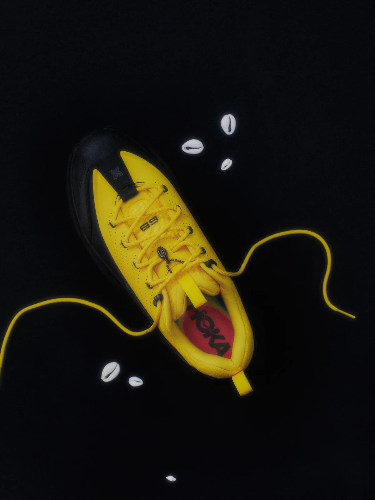 Hoka Elevon X x Spencer Badu 3 Le designer canadien d'origine ghanéenne Spencer Badu dévoile la sneaker HOKA Elevon X, inspirée du Ghana