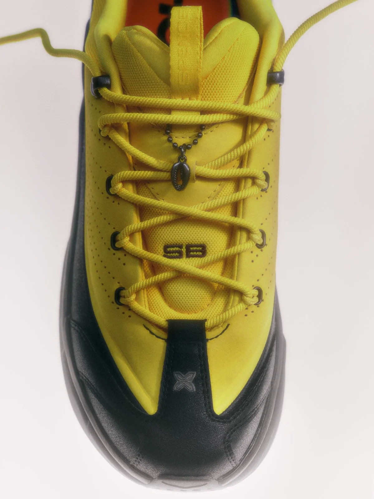 Hoka Elevon X x Spencer Badu 4 Le designer canadien d'origine ghanéenne Spencer Badu dévoile la sneaker HOKA Elevon X, inspirée du Ghana