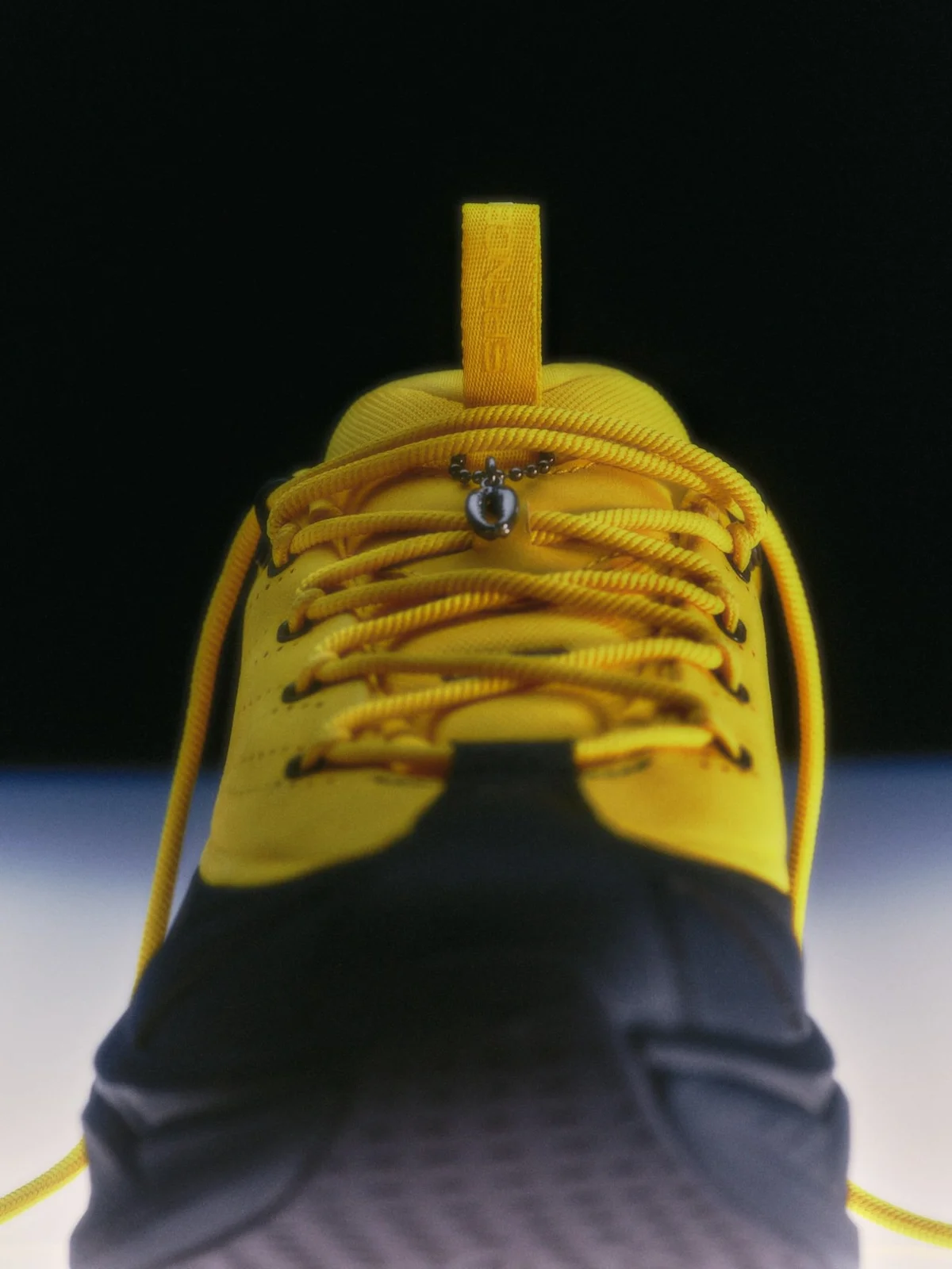 Hoka Elevon X x Spencer Badu 5 Le designer canadien d'origine ghanéenne Spencer Badu dévoile la sneaker HOKA Elevon X, inspirée du Ghana
