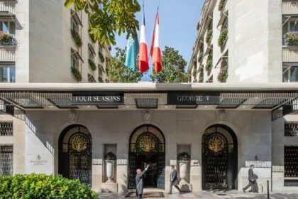 Le palace parisien Four Seasons Hotel George V établit un record mondial de concierges Clefs d'Or