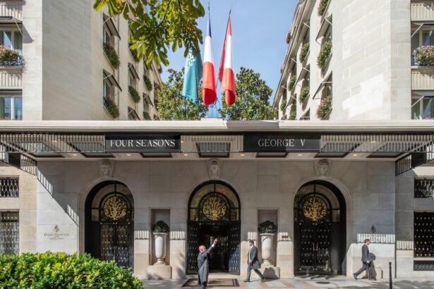 Le palace parisien Four Seasons Hotel George V établit un record mondial de concierges Clefs d'Or