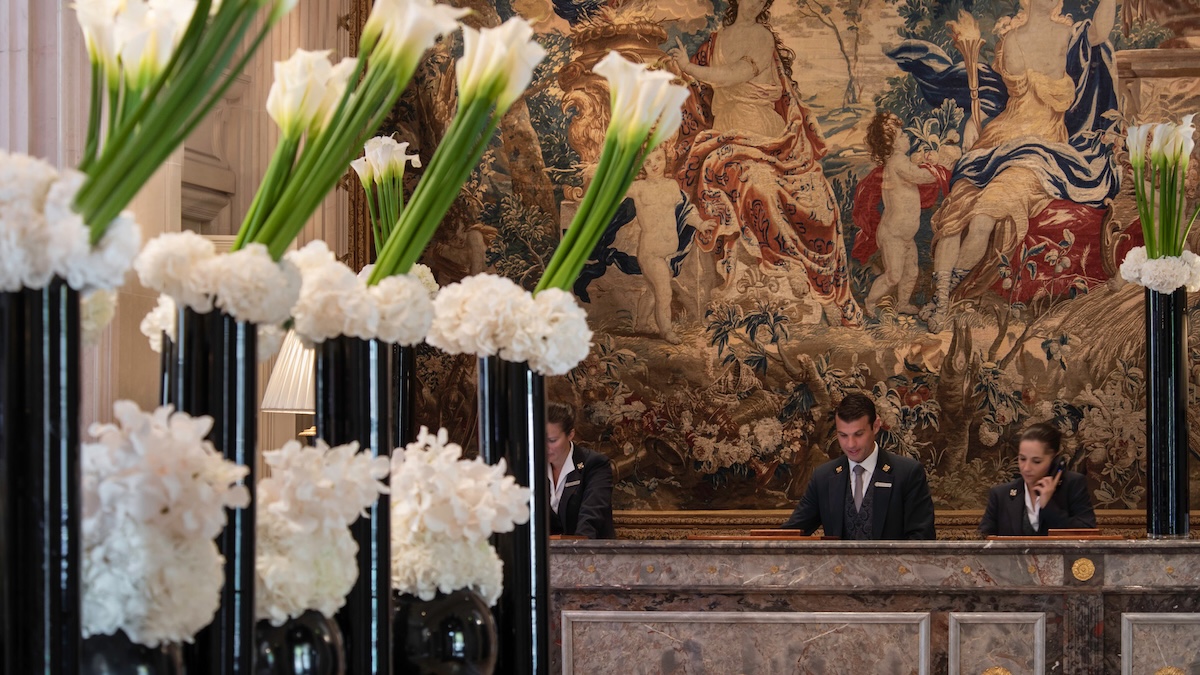 Hotel George V Nombre record de Clefs dOr 1 Le palace parisien Four Seasons Hotel George V établit un record mondial de concierges Clefs d'Or