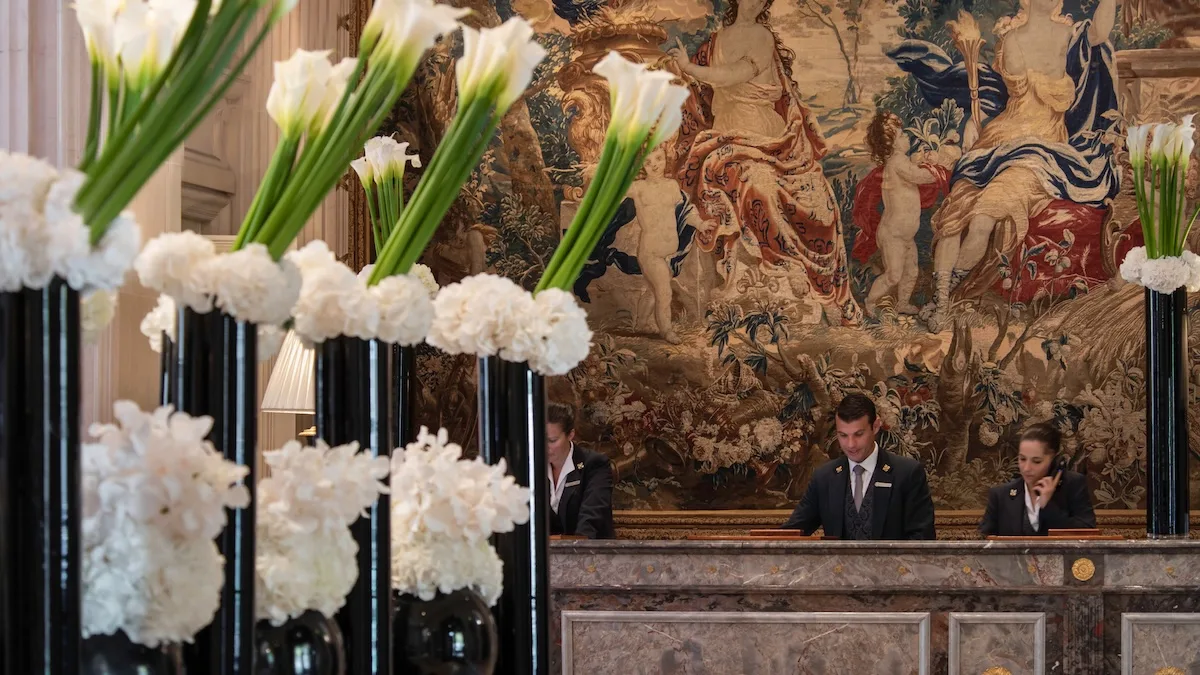 Hotel George V Nombre record de Clefs dOr 1 Le palace parisien Four Seasons Hotel George V établit un record mondial de concierges Clefs d'Or