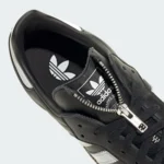 Jeremy Scott x adidas Originals Samba OG 0 Jeremy Scott revisite la adidas Samba avec une fermeture éclair inattendue