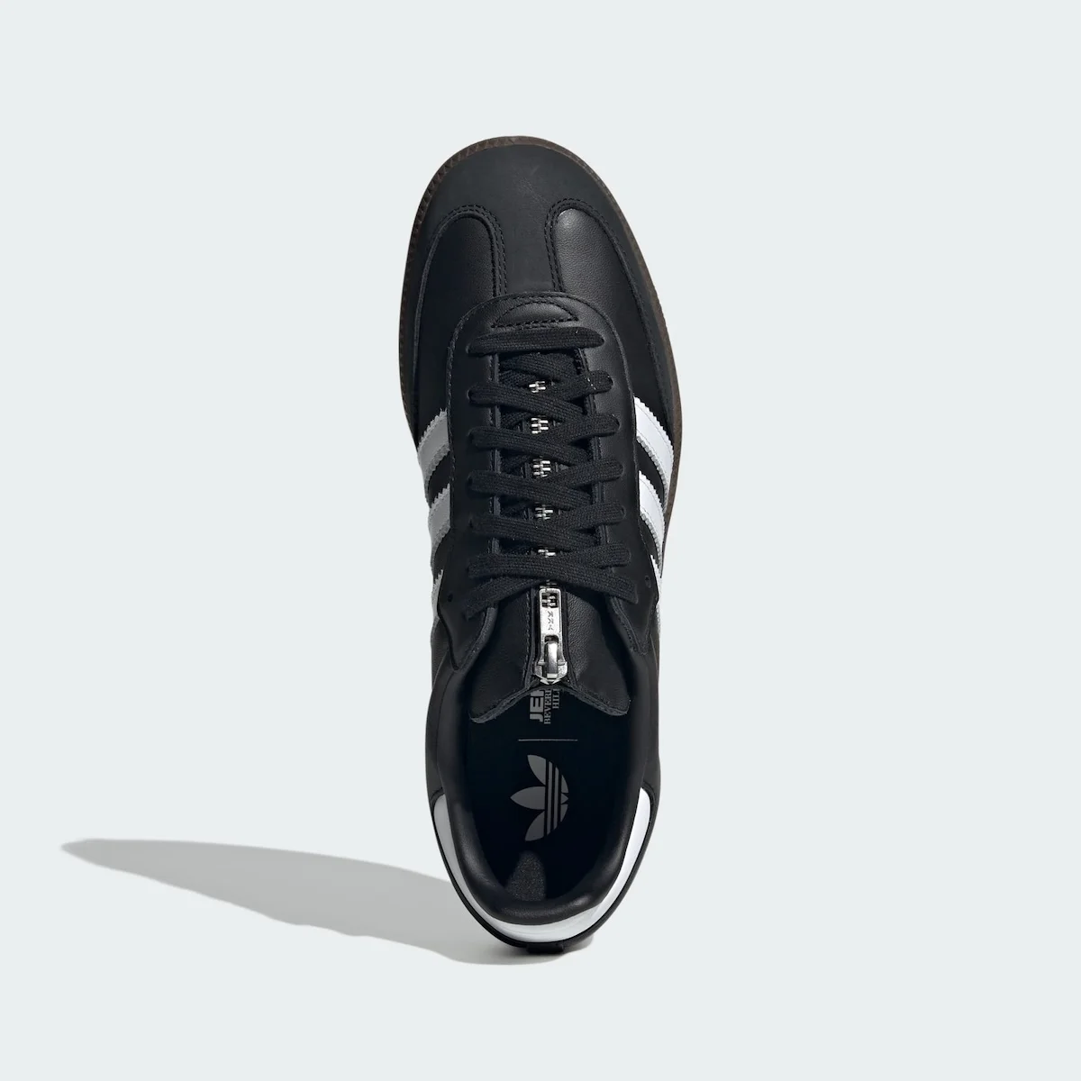 Jeremy Scott x adidas Originals Samba OG 5 Jeremy Scott revisite la adidas Samba avec une fermeture éclair inattendue