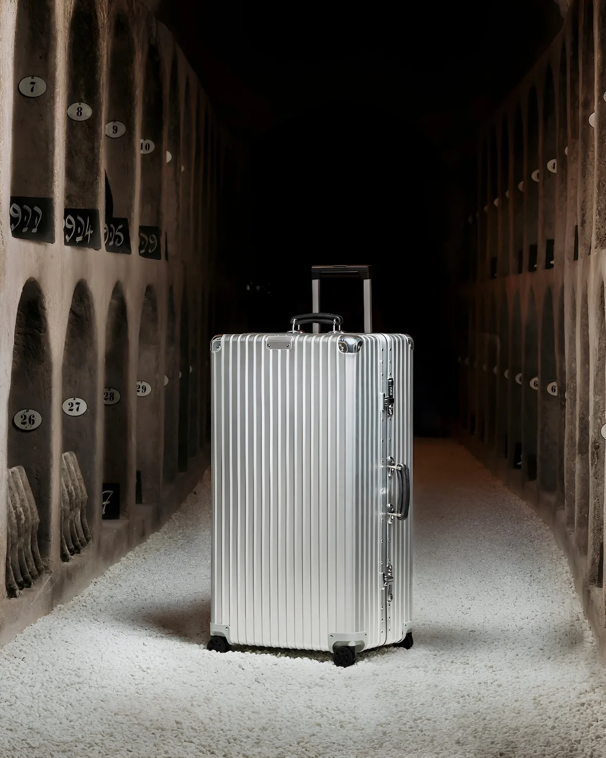 Moet Chandon x Roger Federer x Rimowa Legacy Case 1 Moët & Chandon et Roger Federer s'associent à RIMOWA pour créer une Legacy Case exceptionnelle à 80 000 euros