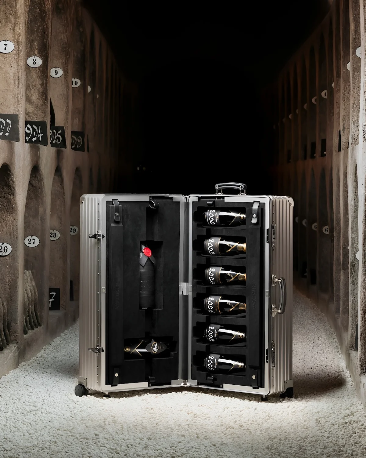 Moet Chandon x Roger Federer x Rimowa Legacy Case 2 Moët & Chandon et Roger Federer s'associent à RIMOWA pour créer une Legacy Case exceptionnelle à 80 000 euros