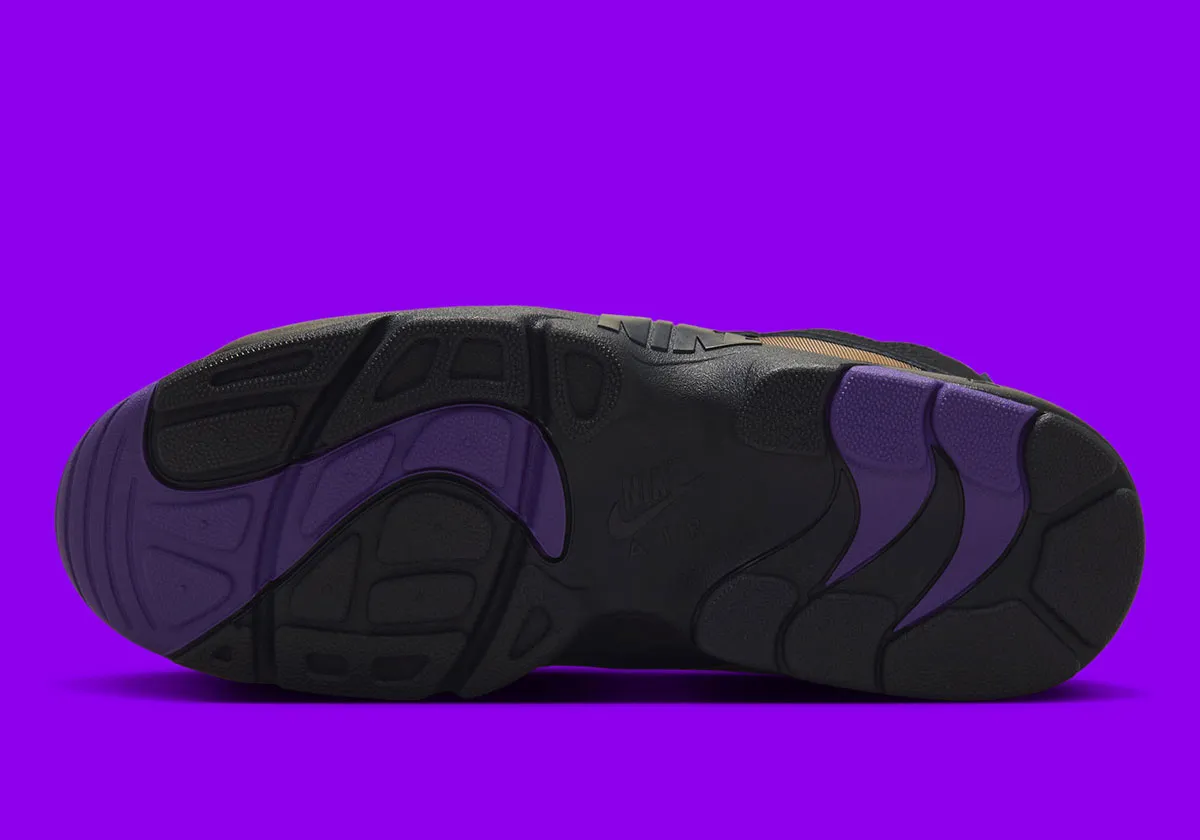 Nike Air Diamond Turf Baltimore Ravens 6 La Nike Air Diamond Turf « Baltimore Ravens » sera de retour en mai avec un coloris haut de gamme aux couleurs de l'équipe