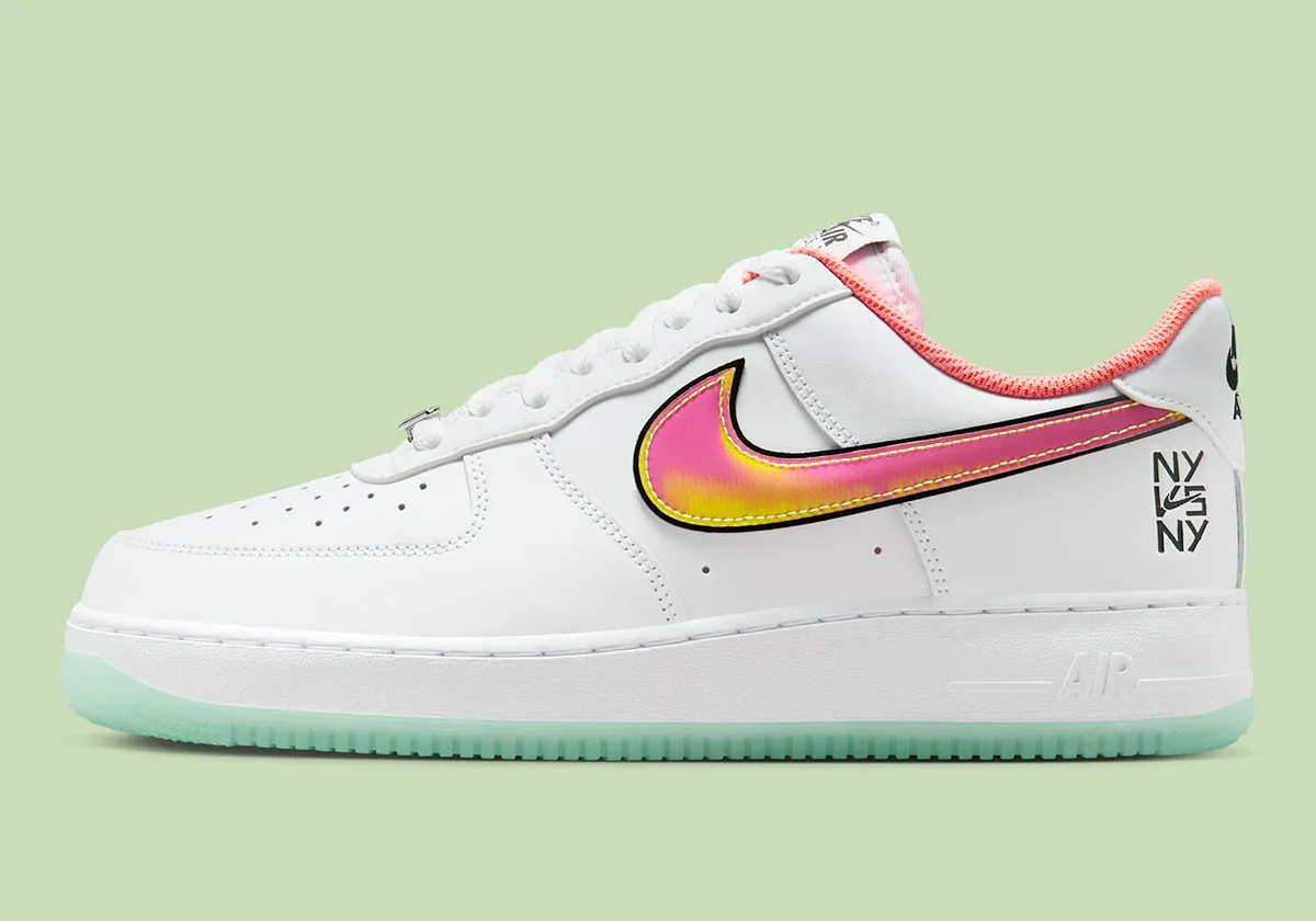 Nike Air Force 1 Low NY vs NY 1 La Nike Air Force 1 Low « NY vs. NY » apporte le style streetball à l'été 2025
