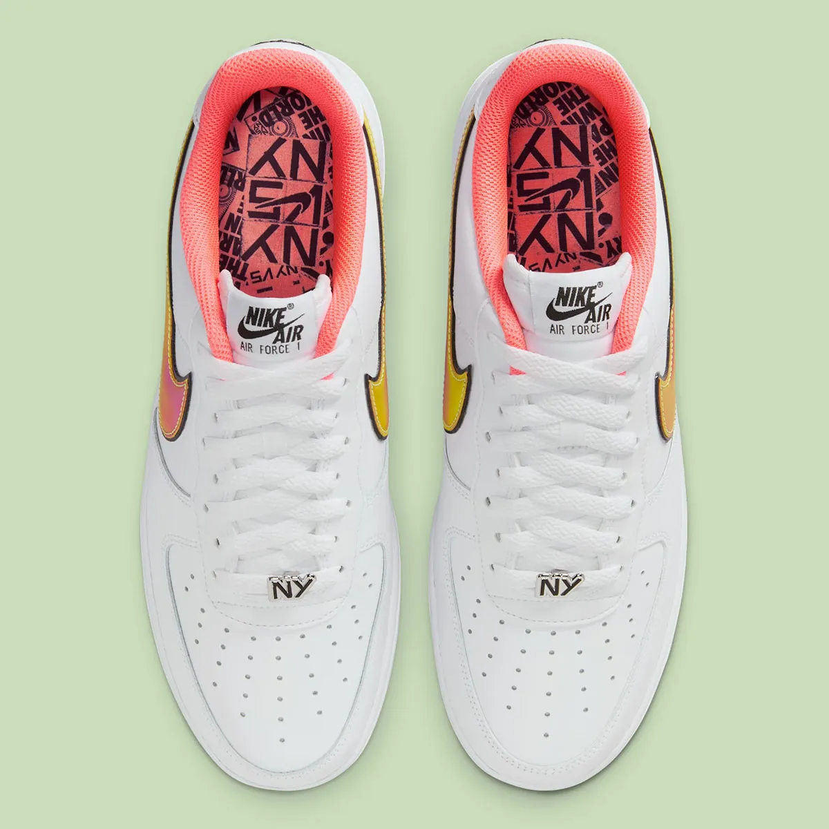 Nike Air Force 1 Low NY vs NY 3 La Nike Air Force 1 Low « NY vs. NY » apporte le style streetball à l'été 2025