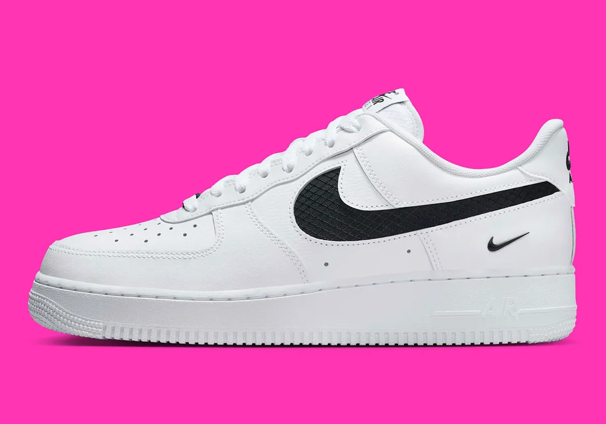 Nike Air Force 1 Nylon Swoosh 1 La Nike Air Force 1 « Nylon Swoosh » fait son retour dans une version noir et blanc attendue
