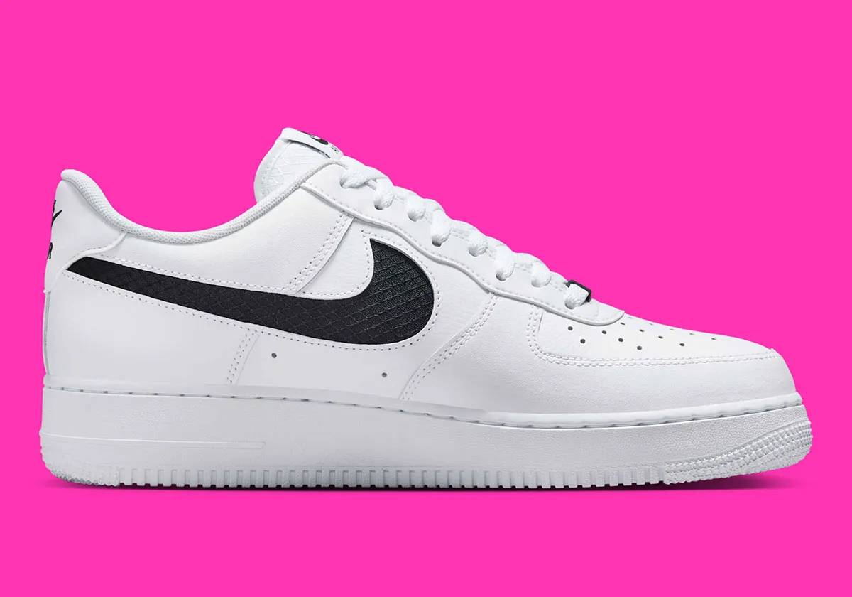 Nike Air Force 1 Nylon Swoosh 2 La Nike Air Force 1 « Nylon Swoosh » fait son retour dans une version noir et blanc attendue