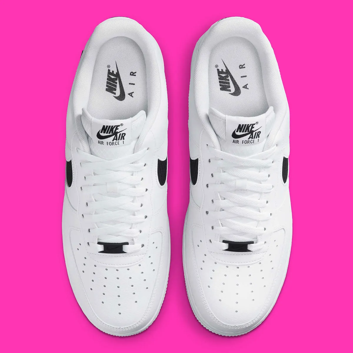 Nike Air Force 1 Nylon Swoosh 3 La Nike Air Force 1 « Nylon Swoosh » fait son retour dans une version noir et blanc attendue