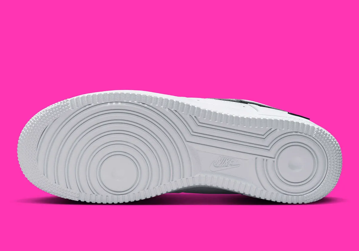 Nike Air Force 1 Nylon Swoosh 5 La Nike Air Force 1 « Nylon Swoosh » fait son retour dans une version noir et blanc attendue