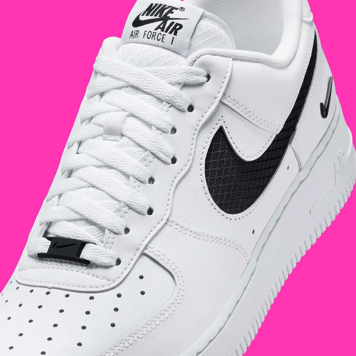 Nike Air Force 1 Nylon Swoosh 6 La Nike Air Force 1 « Nylon Swoosh » fait son retour dans une version noir et blanc attendue
