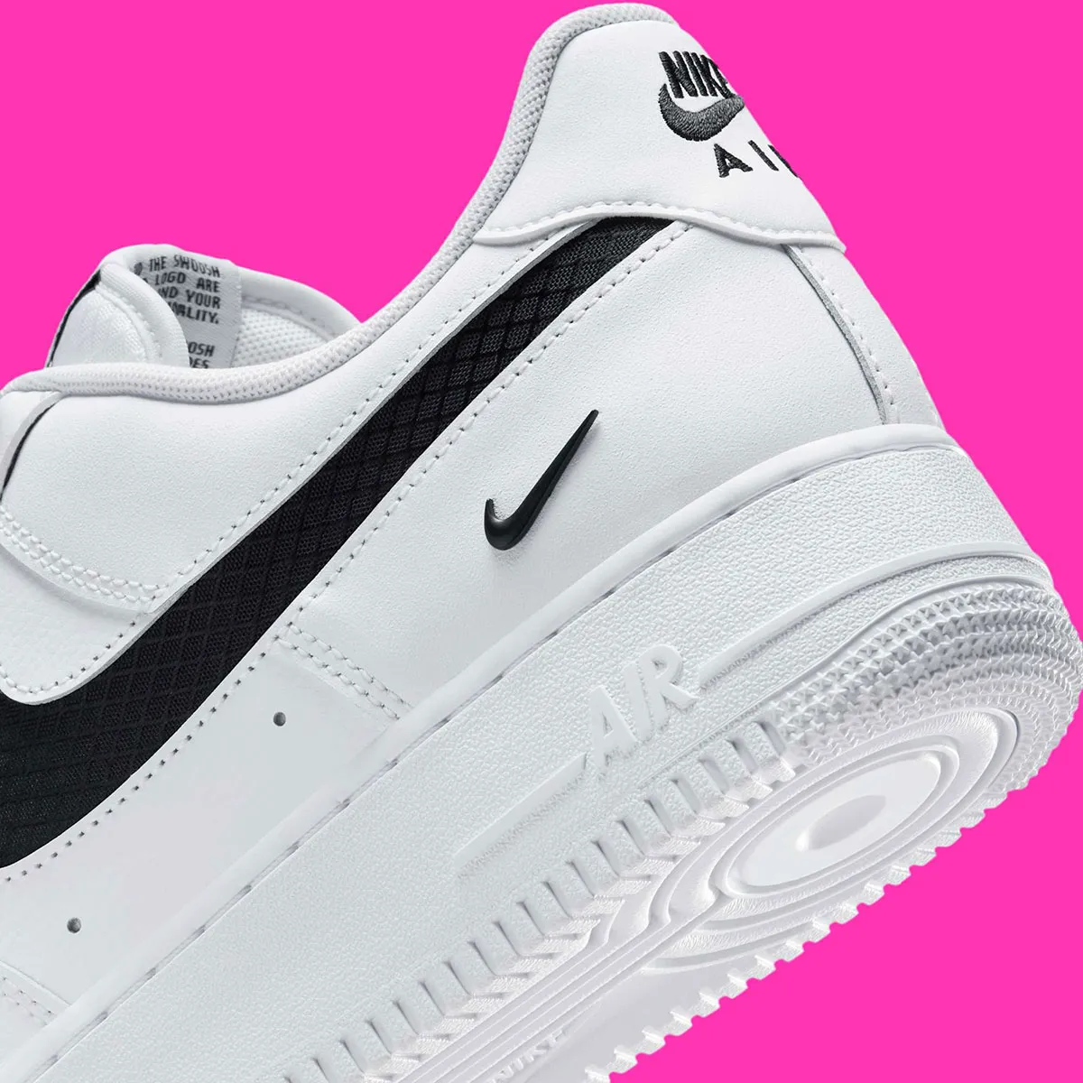 Nike Air Force 1 Nylon Swoosh 7 La Nike Air Force 1 « Nylon Swoosh » fait son retour dans une version noir et blanc attendue
