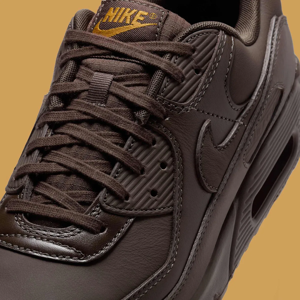 Nike Air Max 90 Baroque Brown 5 La Nike Air Max 90 « Baroque Brown » rend subtilement hommage aux héros du quotidien