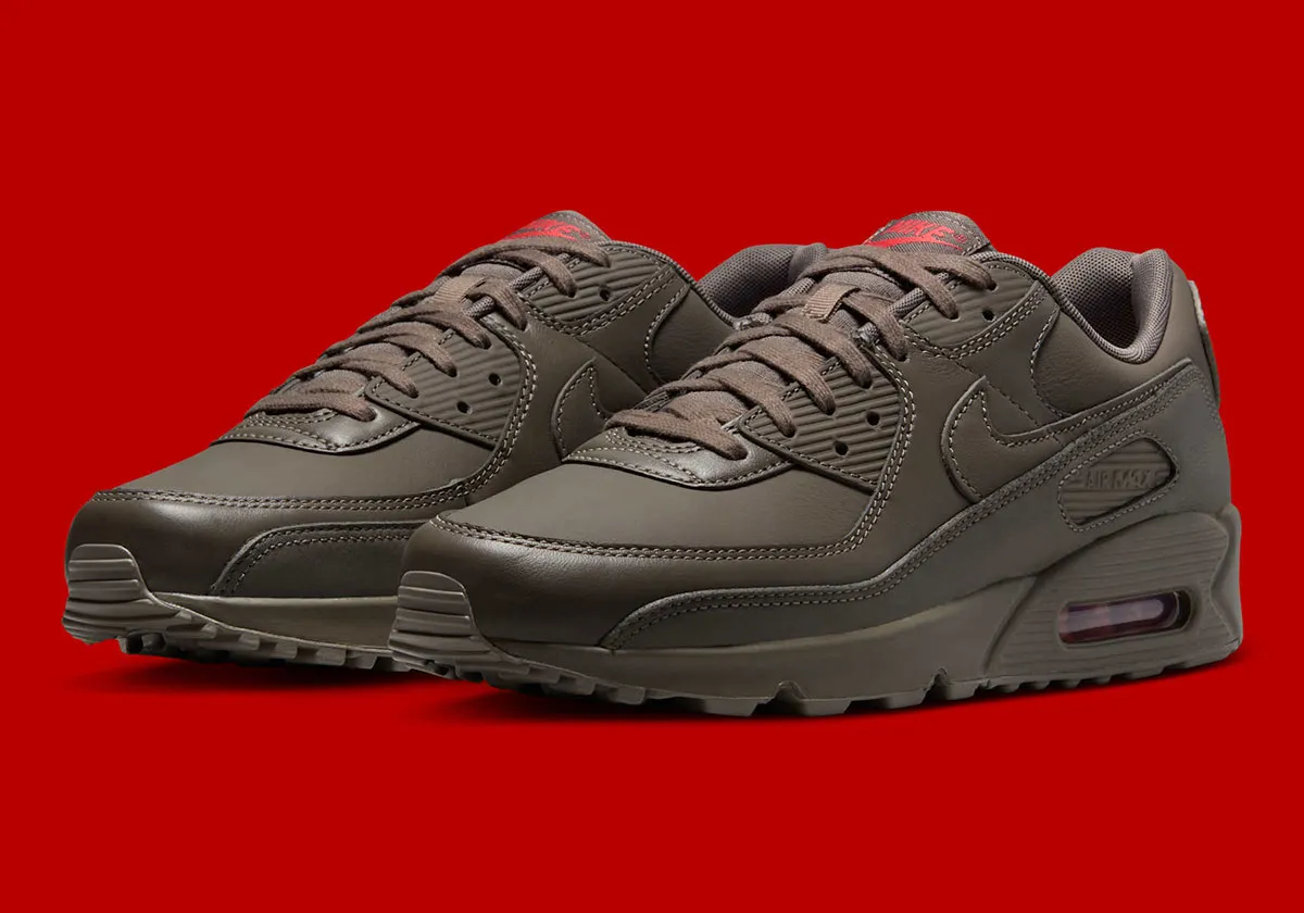 Nike Air Max 90 ESS Cave Stone 0 La Nike Air Max 90 ESS+ « Cave Stone » arrive pour l'été 2025 avec un look monochrome