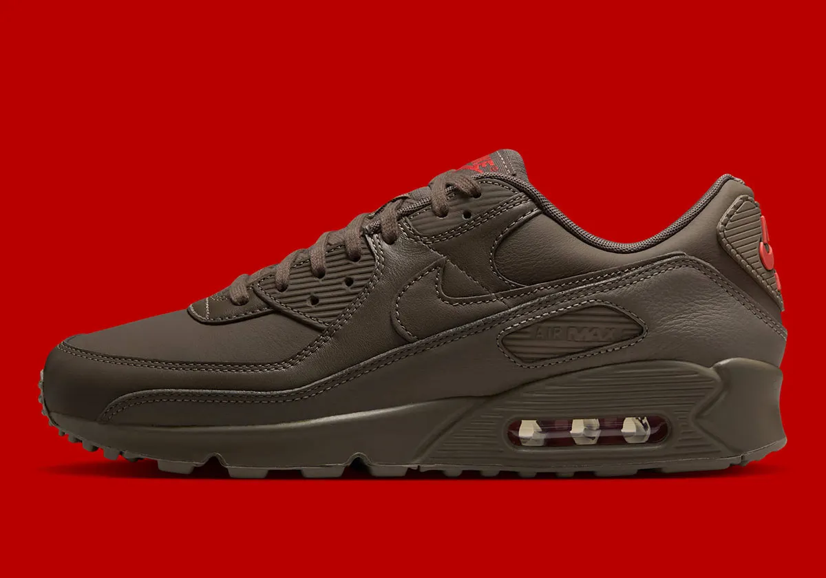 Nike Air Max 90 ESS Cave Stone 1 La Nike Air Max 90 ESS+ « Cave Stone » arrive pour l'été 2025 avec un look monochrome