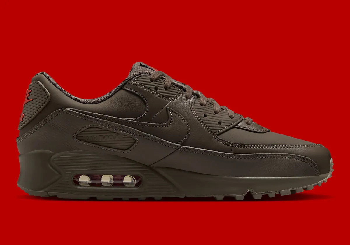 Nike Air Max 90 ESS Cave Stone 2 La Nike Air Max 90 ESS+ « Cave Stone » arrive pour l'été 2025 avec un look monochrome