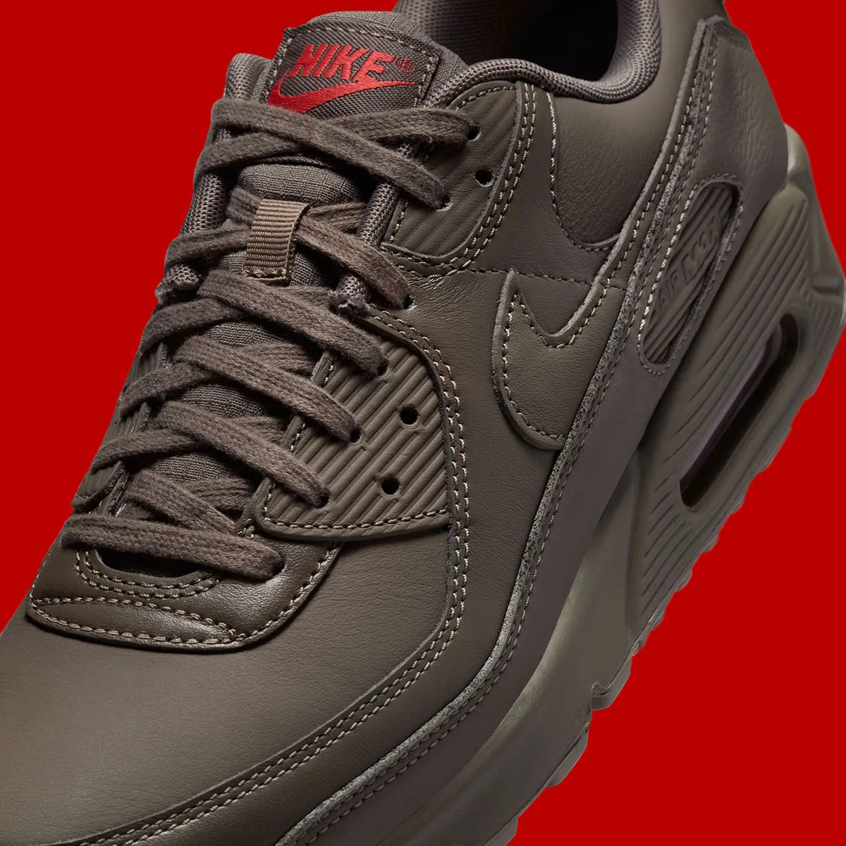 Nike Air Max 90 ESS Cave Stone 5 La Nike Air Max 90 ESS+ « Cave Stone » arrive pour l'été 2025 avec un look monochrome